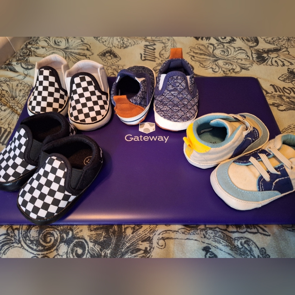4 pair of baby shoes